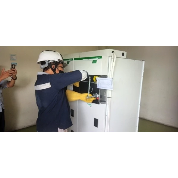 Cubicle Panel Installation Services including Testing Commissioning